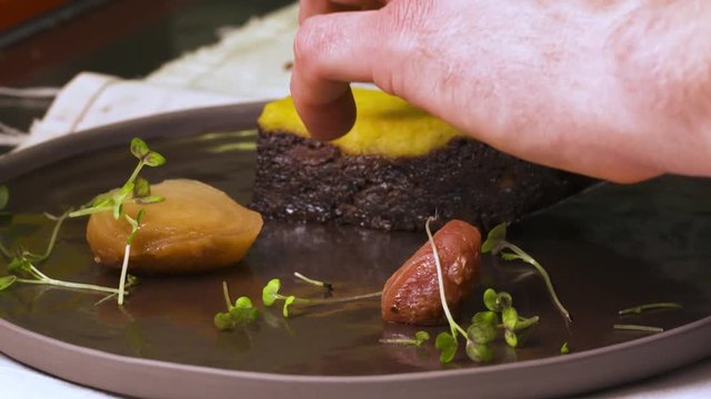 pr&eacute;paration d'un plat gastronomique