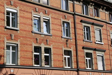 Fototapeta na wymiar Facade of a historic house with exposed brickwork, Fassade eines historischen Hauses mit Sichtmauerwerk, Klinkerfassade