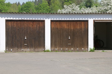 Fototapeta premium Bramy garażowe, drzwi garażowe, garaże samochodowe
