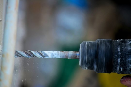 Duvarı delen matkap ve iş&ccedil;i