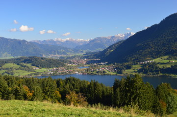 Blick auf den bekannten Alpsee und den Oberstdorfer Alpen im Allgäu, Bayern.