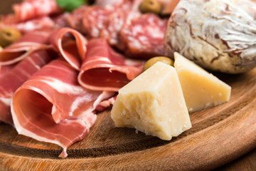 Prosciutto crudo, parmigiano e salame in tagliere, antipasti italiani