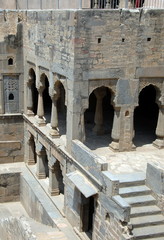 Chand Baori, un des plus anciens puits à degrés (8e et 9e siècle) à Abhaneri, Rajasthan, Inde