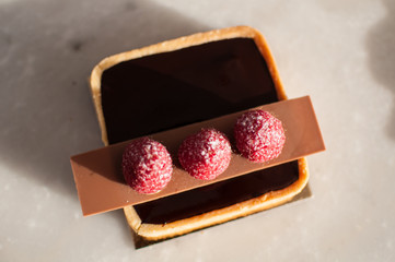 pastel de chocolate y frambuesas