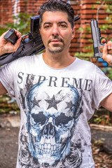 Waffennarr: Mann mit Maschingengewehr und Pistole