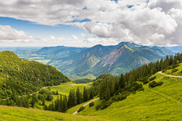 Weg zum Herzogstand in den Alpen im Sommer