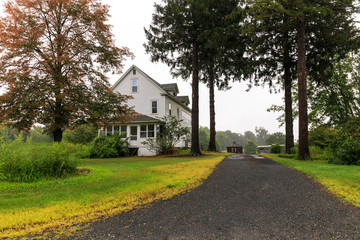 Long driveway to large rural American home - obrazy, fototapety, plakaty