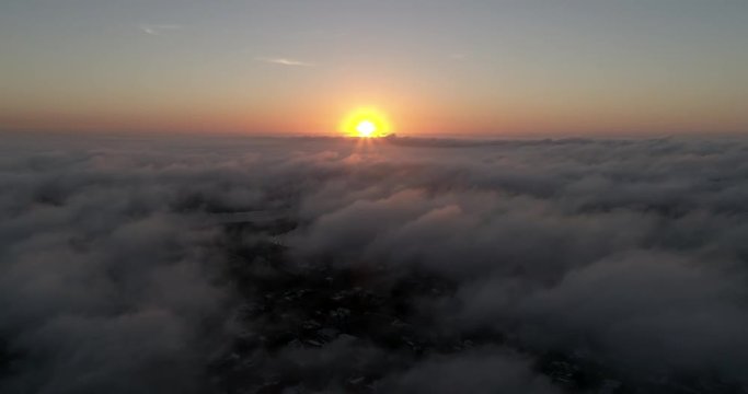 amanecer sobre las nubes