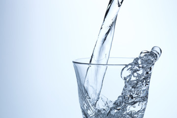 水を注ぐ