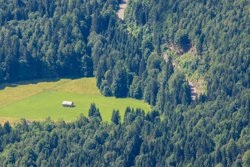 Aussicht vom Herzogstand auf den Walchensee in Alpen in Deutschland