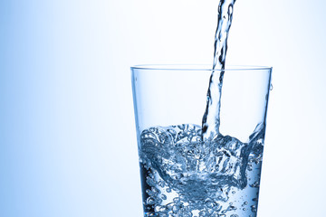 コップに水を注ぐ