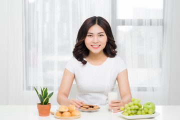 Obraz na płótnie Canvas Happy woman enjoying her healthy breakfast