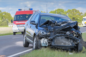 Unfallstelle nach einem schweren Unfall auf einer Landstrasse
