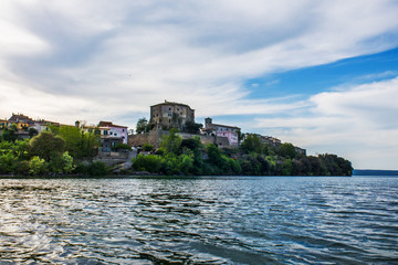 Fototapeta na wymiar promontorio di Capodimonte sul lago di Bolsena