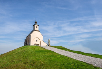 Fototapeta na wymiar Wolfgangikirche auf Hügel in der Steiermark (A)
