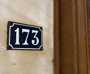 Numéro 173 entrée avec porte ancienne