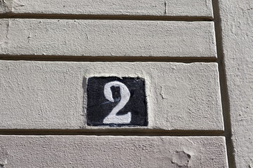 Numéro 2 sur une façade blanche ancienne