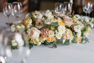 Obraz na płótnie Canvas Luxury wedding reception. Flower arrangement on table in restaurant. Stylish decor and adorning.