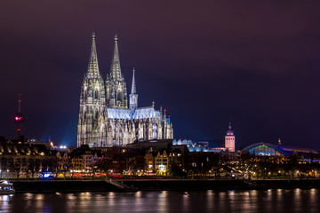 Fototapeta na wymiar Cologne Cathedral at nighttime