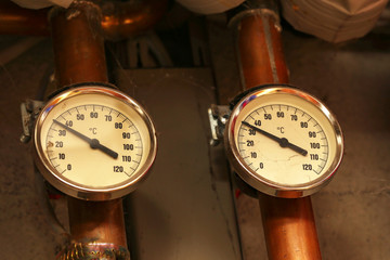 Heating system in the house / Devices measuring the temperature of water in pipes