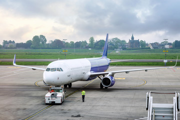 Fototapeta na wymiar avion sur le tarmac