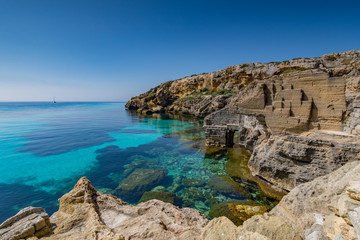 Fototapeta na wymiar Spiaggia Bue Marino a Favignana, Sicilia