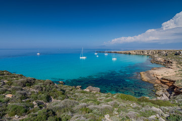 Fototapeta na wymiar Vista panoramica della baia di Cala Rossa, isola di Favignana IT