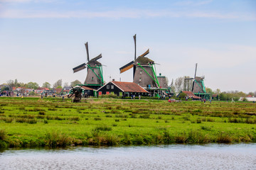 Windmühlen in Zaanse Schans in den Niederlanden in Europa
