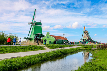 Windmühlen in Zaanse Schans in den Niederlanden in Europa