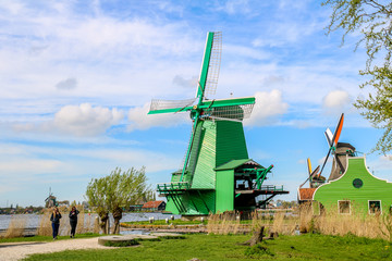 Windmühlen in Zaanse Schans in den Niederlanden in Europa