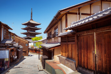 Naklejka premium Widok na pagodę Yasaka w Kioto w Japonii. Budynki buddyzmu Shin w południowej Higashiyamie