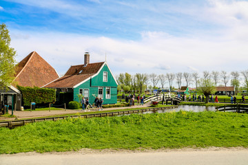 Fototapeta na wymiar Traditionelle holländische Häuser in Zaanse Schans in den Niederlanden in Europa