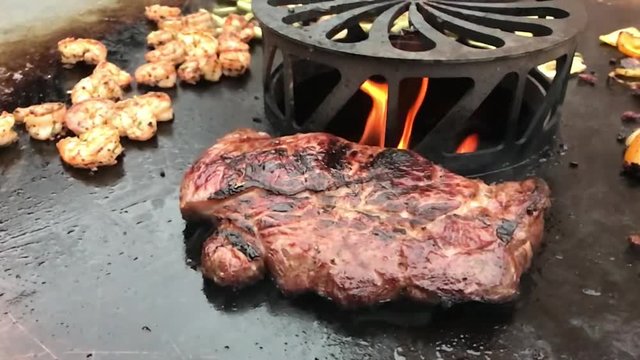 Steak auf Feuerplatte grillen