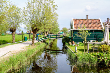 Fototapeta na wymiar Traditionelle Holzbrücken in Zaanse Schans in den Niederlanden in Europa
