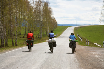 Naklejka premium group of tourists in a hike on bicycles