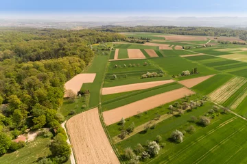 Fotobehang Luftbild mit Blick über die Felder zur Schwäbischen Alb © nounours1