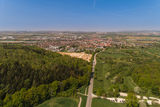 Luftaufnahme mit blick &uuml;ber den Wald auf Neuhausen Filder