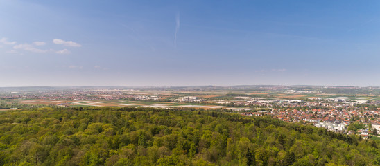 Luftbild mit Blick über den Wald auf den Stuttgarter Flughafen