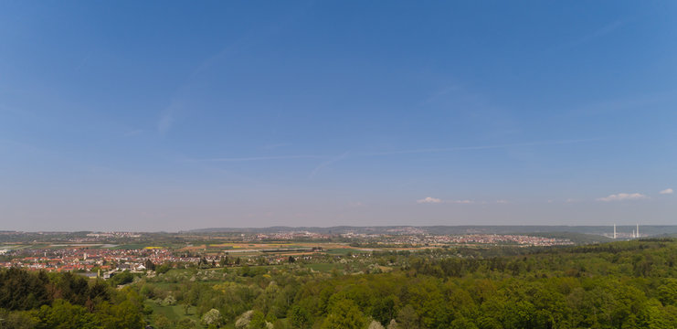 Luftbild mit Blick &uuml;ner den Wald auf die Felderebene