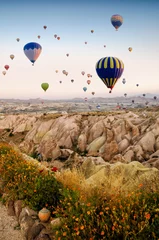 Fototapeten Heißluftballon fliegt über Felslandschaft in Kappadokien Türkei © kuzenkova