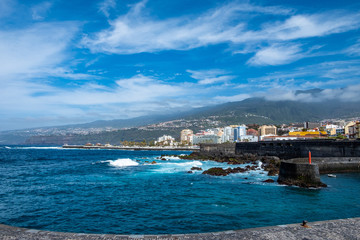 Fototapeta na wymiar Puerto de la Cruz die Bucht bei San Telmo bei Ebbe.