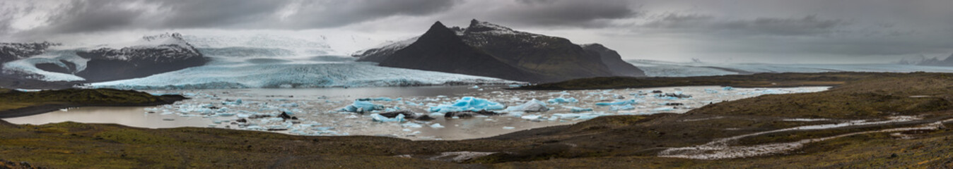 Panorama in Islanda, la terra dei vichinghi. Composizione di molti scatti alla lingua di un ghiacciaio uniti in un'unica vista panoramica.