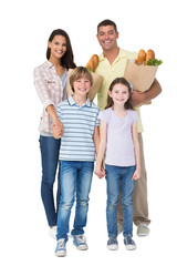 Obraz premium Happy family with grocery bags