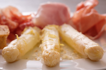 Weißer Spargel mit Käse und ZItrone