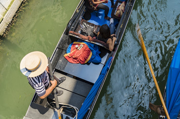 Obraz premium Beautiful view of the canal with a floating gondola