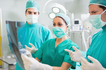 Surgical team examining a Xray