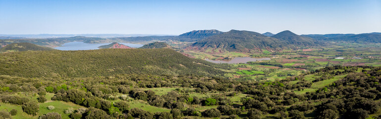 Fototapeta na wymiar panorama aérienne sur des collines verdoyante du Languedoc avec un lac et des montagnes en fond