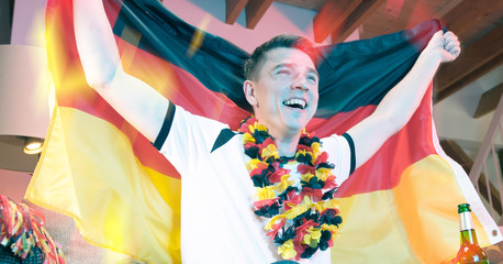 Deutschland Fan zuhause bei Fussball WM live ubertragung.