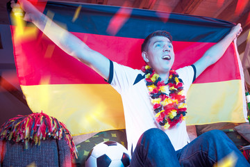 Deutschland Fan zuhause bei Fussball WM live ubertragung.