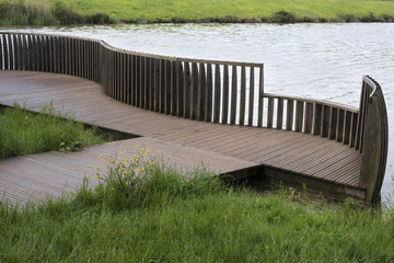 terrasse aménagée au bord d'un étang
